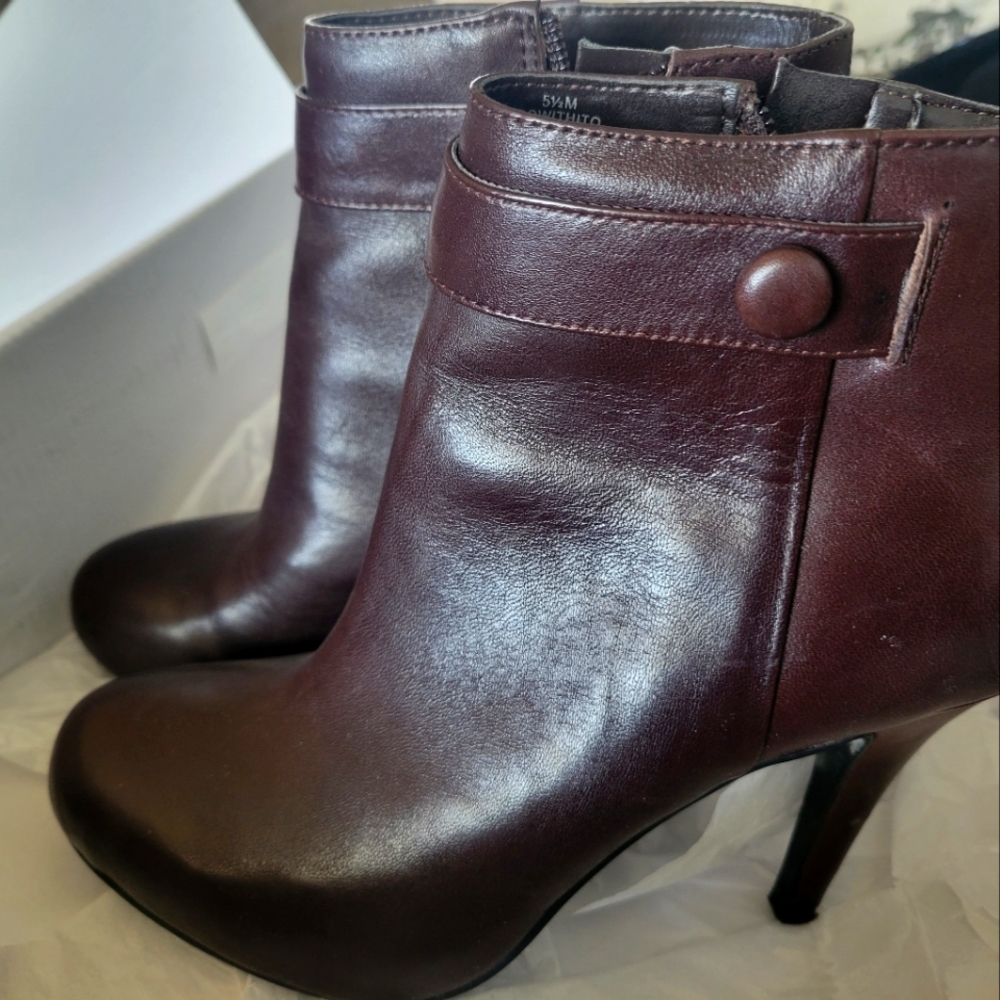 Nine West brown 5 1/2 booties.